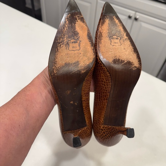 Stuart Weitzman Pumps Heels Sz 7.5 Leather Croc Embossed Brown EUC - Picture 6 of 9